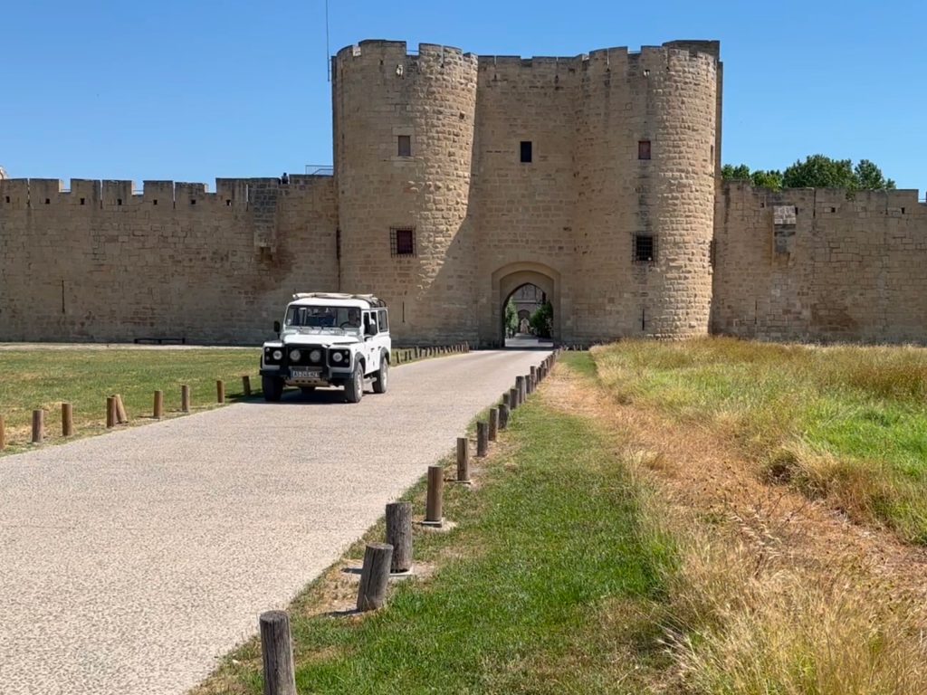 4x4 Camargue Sauvage devant les remparts d’Aigues-Mortes lors d’un safari en Camargue