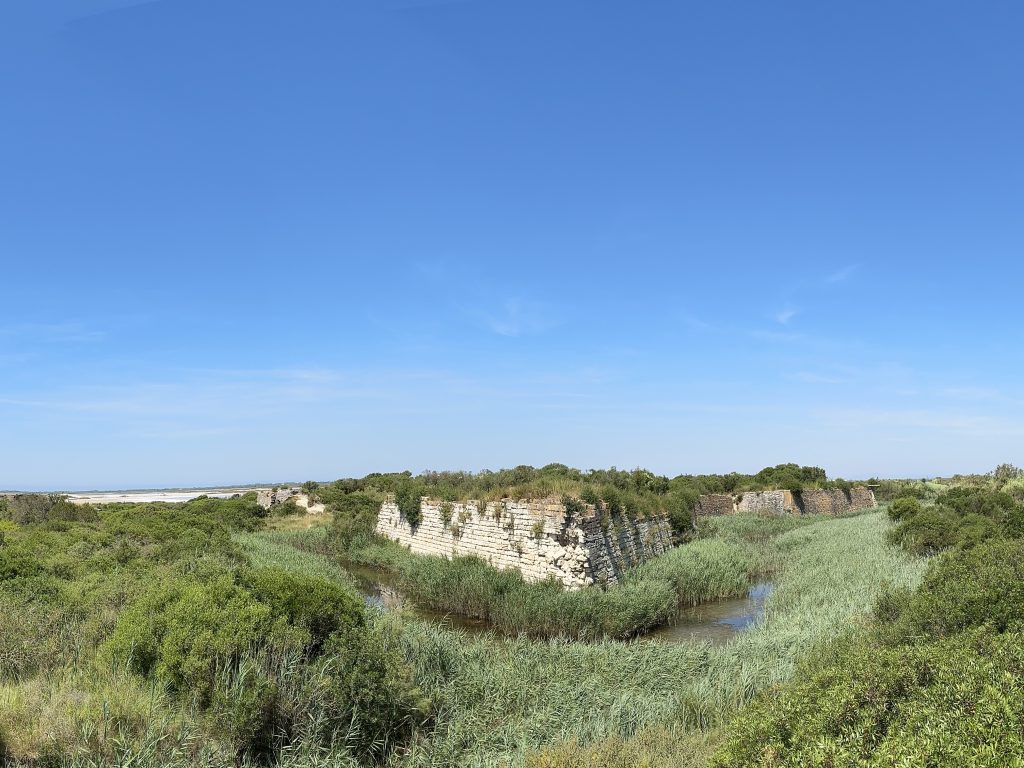 Vestiges du Fort de Peccais au milieu des marais lors d’un safari Camargue Sauvage