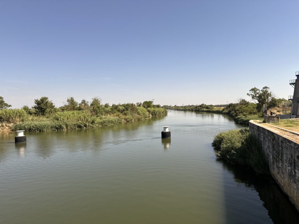 Canal aux Portes du Vidourle avec berges végétalisées lors d’un safari Camargue Sauvage