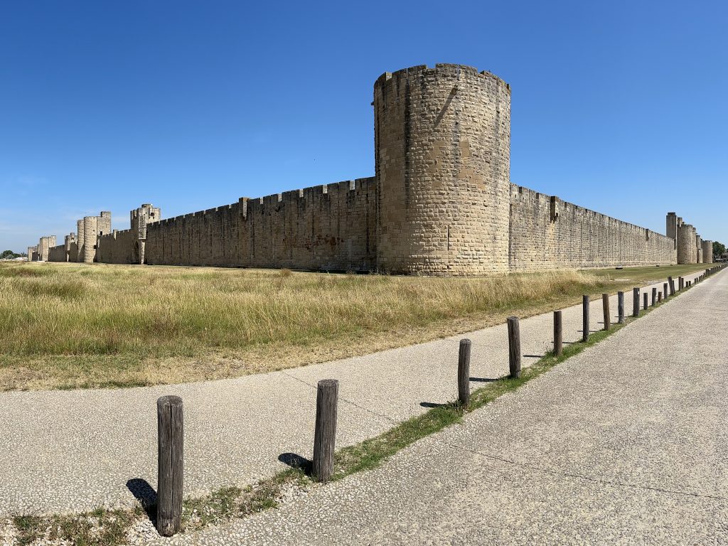 Remparts d’Aigues-Mortes sous un ciel bleu lors d’un safari Camargue Sauvage