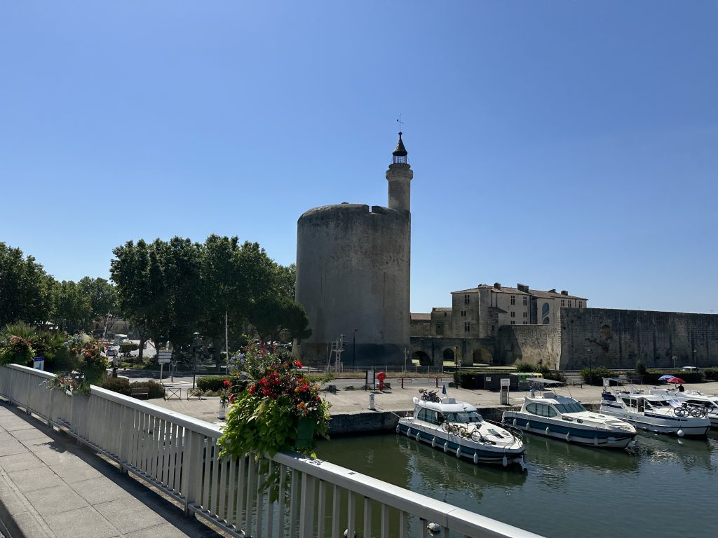 Tour de Constance et port d’Aigues-Mortes lors d’un safari Camargue Sauvage