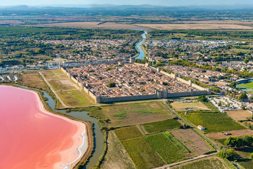 Vue aérienne d’Aigues-Mortes et des salins roses de Camargue
