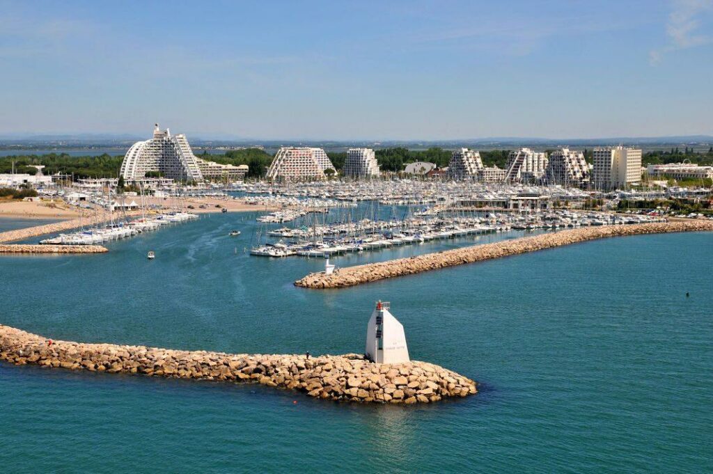 Vue aérienne du port de La Grande-Motte et de ses immeubles pyramidaux