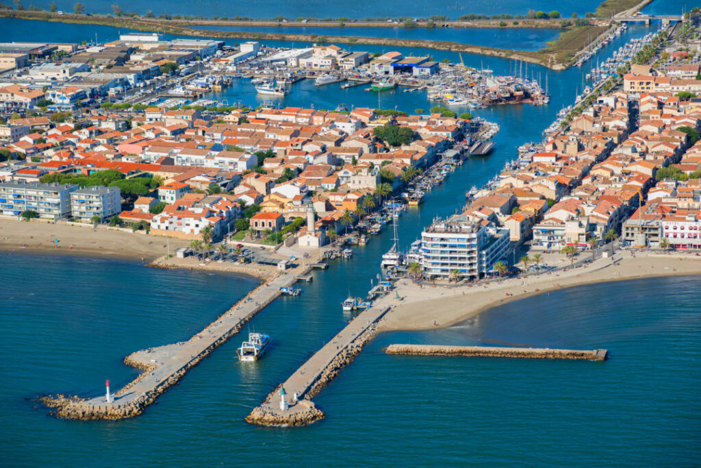 Vue aérienne du Grau-du-Roi, de son chenal maritime et de ses plages
